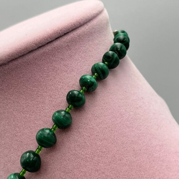 Vibrant Green malachite gemstone Necklace with Intricate Design - Picture 7 of 8